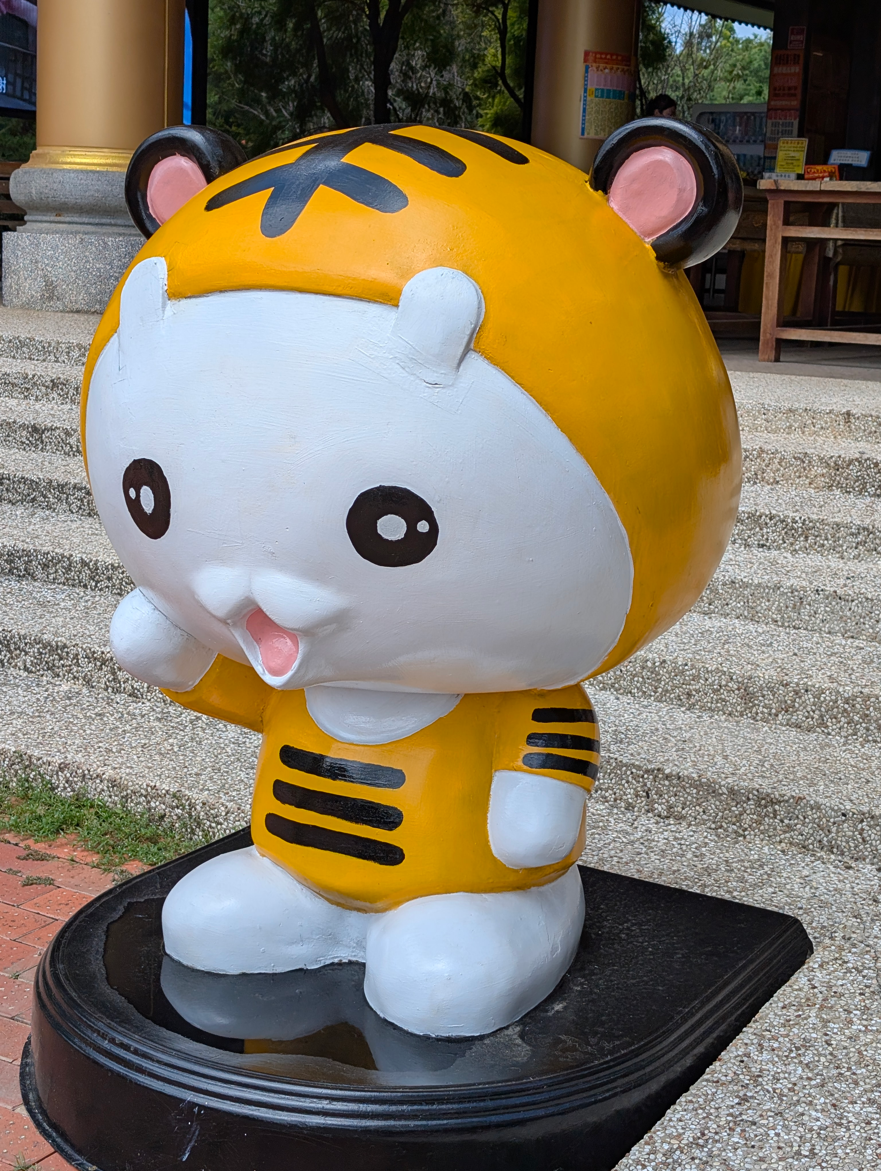 ../../img/first-time-went-to-tiger-temple/door-guard-tiger.png